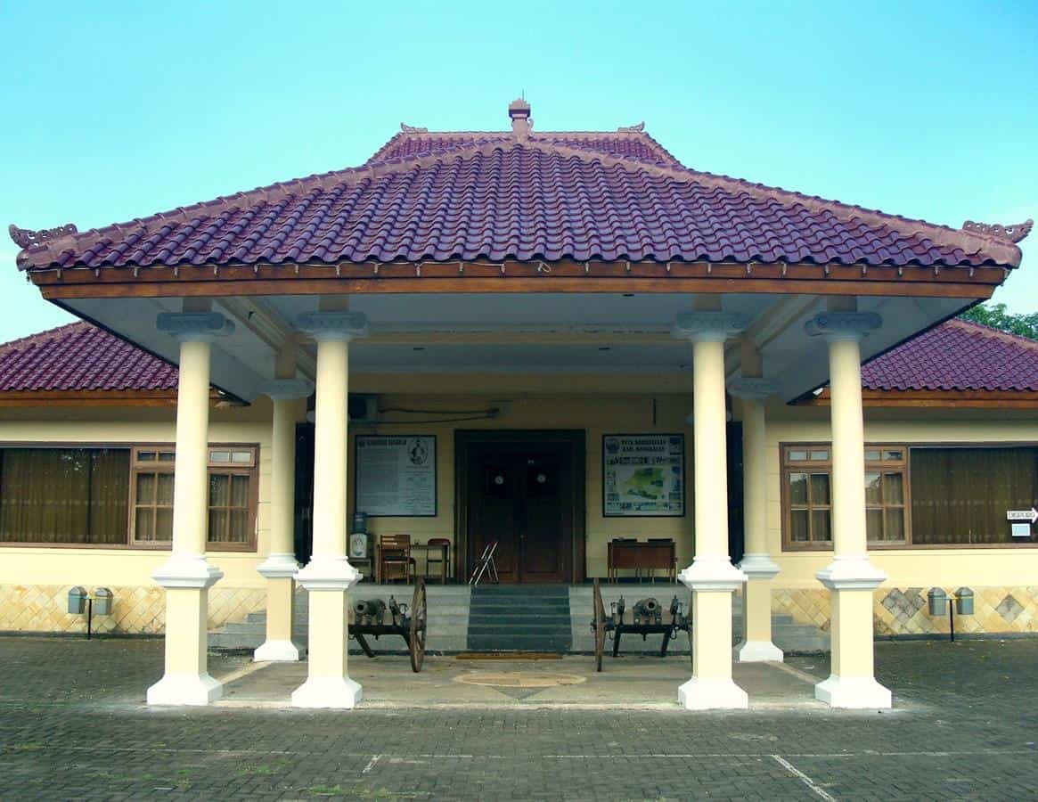 Museum Cakraningrat, 1. Bukit Jaddih, 2. Pantai Siring Kemuning, 3. Bukit Geger, 4. Hutan Mangrove Labuhan, 5. Museum Cakraningrat, 6. Pantai Sapoong, 7. Bukit Kapur Arosbaya, 8. Mercusuar Sembilangan, 9. Air Terjun Kokop, 10. Taman Paseban Bangkalan