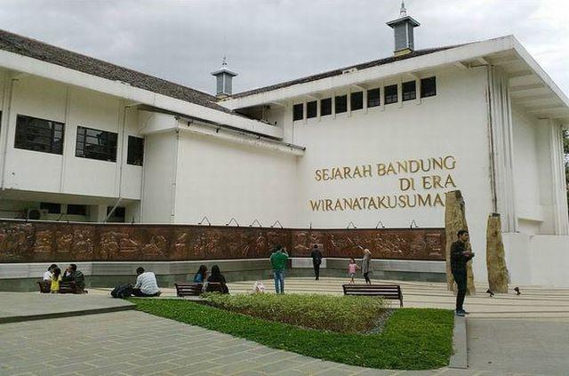 Mural dan Relief Sejarah Kota Bandung, Spot Menarik di Taman Sejarah Bandung, Tiket Masuk dan Jam Operasional Taman Sejarah, Fasiltas di Taman Sejarah Bandung, Alamat dan Akses Transportasi, Hotel di Sekitar Taman Sejarah Bandung