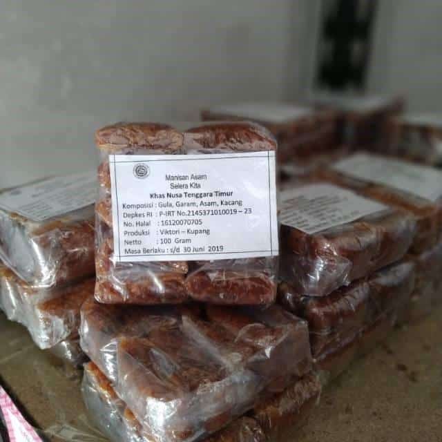 Manisan Buah Asam, 1. Daging Se’i, 2. Abon Sapi, 3. Sambal Lu’at, 4. Jagung Titi, 5. Dendeng Sapi, 6. Keripik Paru, 7. Kopi Flores, 8. Manisan Buah Asam, 9. Tas Tenun, 10. Kain Tenun