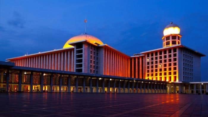 Masjid Istiqlal, 1. Monumen Nasional, 2. Monumen Selamat Datang, 3. Taman Menteng, 4. Masjid Istiqlal, 5. Gereja Katedral, 6. Tugu Proklamasi, 7. Museum Nasional Indonesia, 8. Taman Lapangan Banteng, 9. Jakarta Planetarium dan Observatorium, 10. Galeri Indonesia Kaya