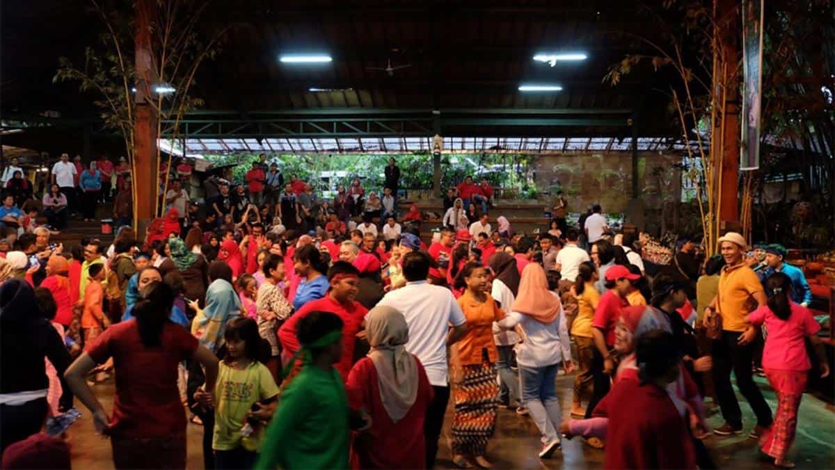 Menari Bersama, Wahana atau Spot Populer, Harga Tiket dan Jam Operasional, Fasilitas, Alamat dan Akses Transportasi, Hotel di Sekitar Saung Angklung Udjo