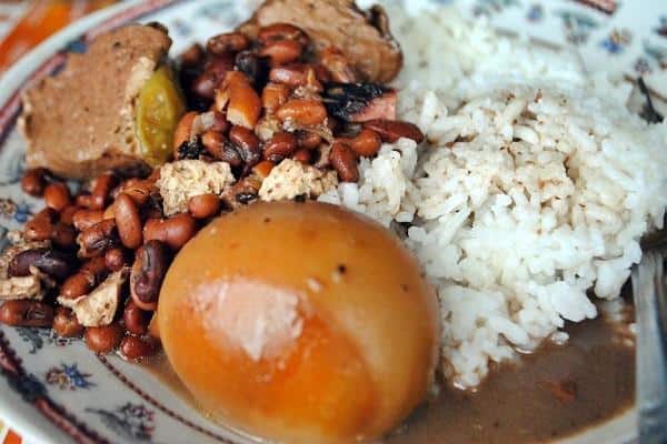 Nasi Brongkos, 1. Nasi Kropokhan, 2. Nasi Ndoreng, 3. Sop Balungan, 4. Nasi Brongkos, 5. Asem-Asem Daging, 6. Botok Telur Asin, 7. Wingko Salem, 8. Brayo, 9. Kerupuk Catak, 10. Kerupuk Udang Tambak