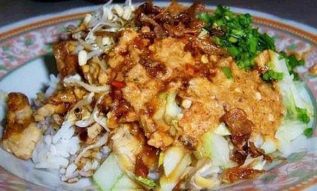 Nasi Ndoreng, 1. Nasi Kropokhan, 2. Nasi Ndoreng, 3. Sop Balungan, 4. Nasi Brongkos, 5. Asem-Asem Daging, 6. Botok Telur Asin, 7. Wingko Salem, 8. Brayo, 9. Kerupuk Catak, 10. Kerupuk Udang Tambak