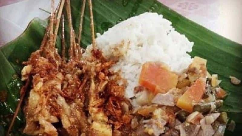 Nasi Patik, 1. Sompil, 2. Sego Bantingan, 3. Nasi Patik, 4. Kepiting Sambal Ijo, 5. Ayam Lodho Bakar, 6. Kue Sagon, 7. Pindang Terong Pedas, 8. Sredek, 9. Geti/ Enting, 10. Capar Tape