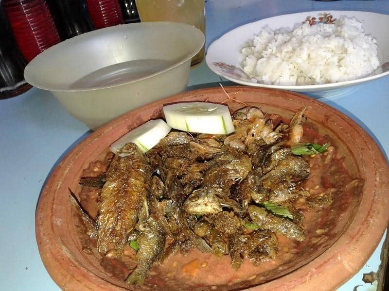 Nasi Wader, 1. Sate Keong, 2. Botok Tempe, 3. Nasi Wader, 4. Kerupuk Upil, 5. Pentol Bakar, 6. Sate Bangil, 7. Kerupuk Memble, 8. Gulai Menthok, 9. Kerupuk Rambak, 10. Sambel Wader