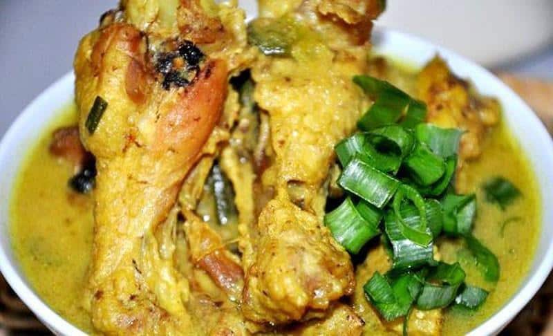 Ayam Lodho Bakar, 1. Sompil, 2. Sego Bantingan, 3. Nasi Patik, 4. Kepiting Sambal Ijo, 5. Ayam Lodho Bakar, 6. Kue Sagon, 7. Pindang Terong Pedas, 8. Sredek, 9. Geti/ Enting, 10. Capar Tape