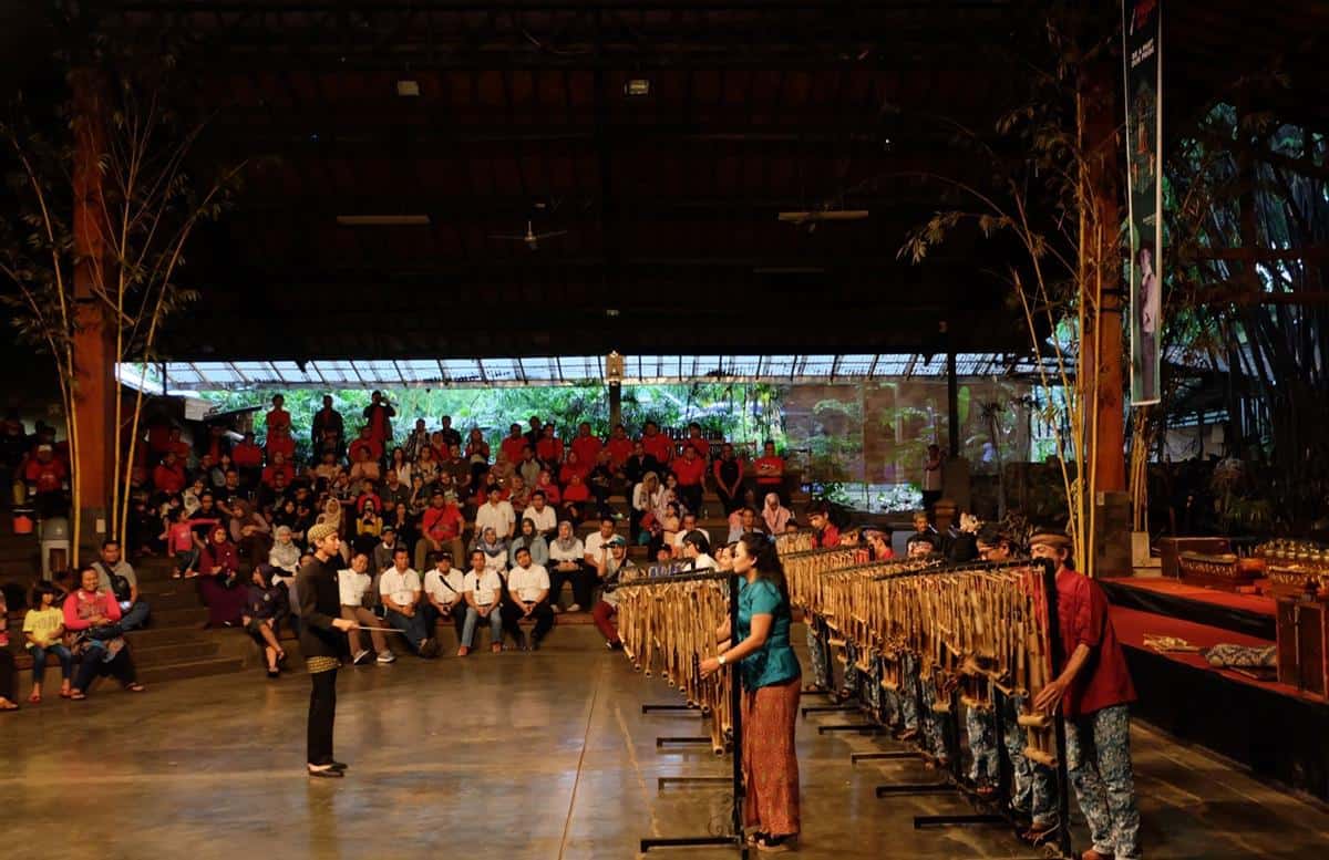 Angklung Orkestra, Wahana atau Spot Populer, Harga Tiket dan Jam Operasional, Fasilitas, Alamat dan Akses Transportasi, Hotel di Sekitar Saung Angklung Udjo