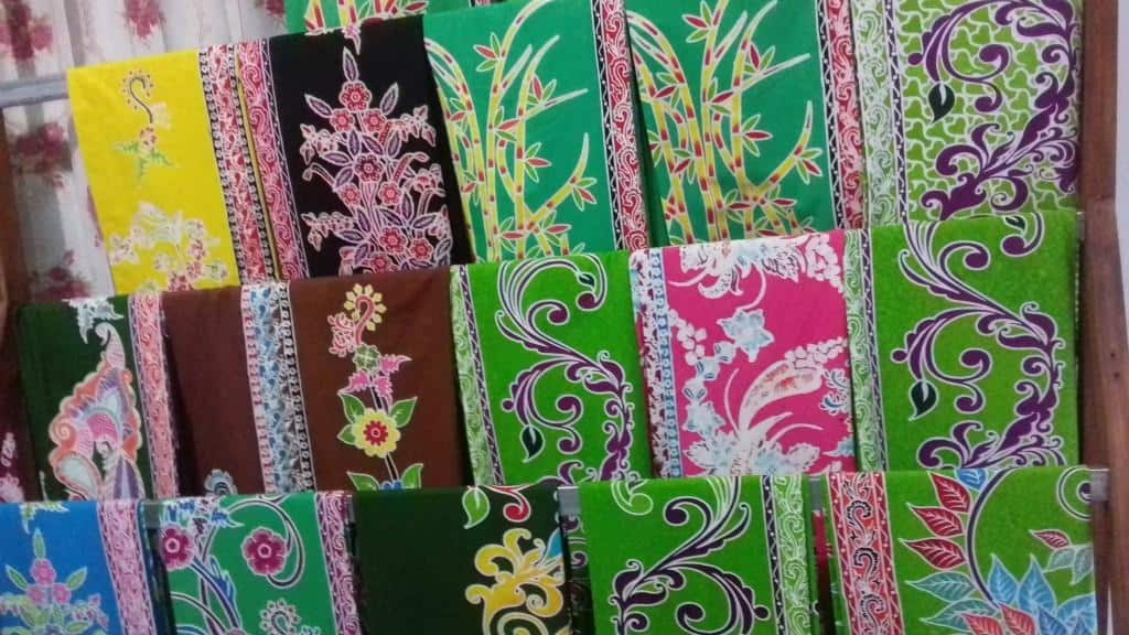 Batik Banyuwangi, 1. Sale Pisang, 2. Kue Bagiak, 3. Kue Untir-Untir, 4. Ladrang, 5. Pia Glenmore, 6. Kerupuk Rumput Laut, 7. Kopi Banyuwangi, 8. Kaos Entik Banyuwangi, 9. Batik Banyuwangi, 10. Kerajinan Gintangan