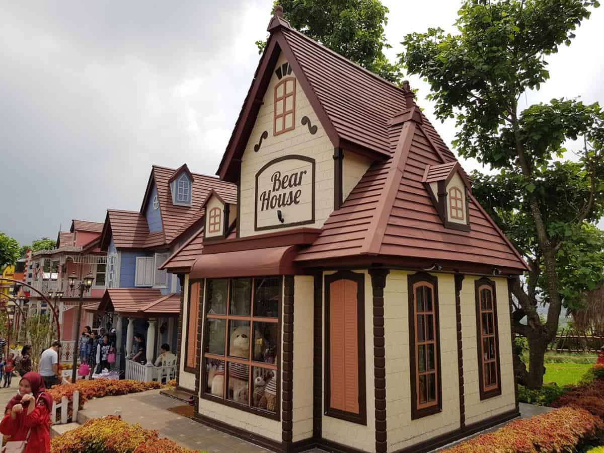 Bear House, Spot Menarik di Kota Mini Lembang, Harga Tiket dan Jam Operasional, Fasilitas di Kota Mini Lembang, Alamat dan Akses Transportasi, Hotel di Sekitar Kota Mini Lembang