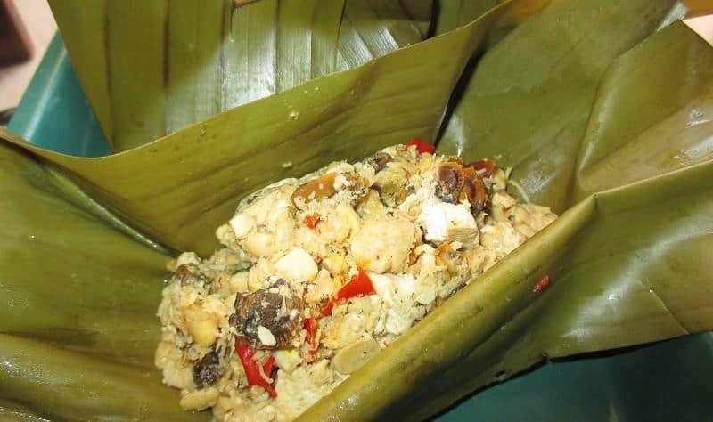 Botok Tempe, 1. Sate Keong, 2. Botok Tempe, 3. Nasi Wader, 4. Kerupuk Upil, 5. Pentol Bakar, 6. Sate Bangil, 7. Kerupuk Memble, 8. Gulai Menthok, 9. Kerupuk Rambak, 10. Sambel Wader