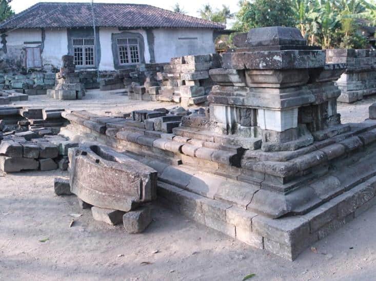 Candi Gana, 1. Candi Karangnongko, 2. Candi Sojiwan, 3. Candi Plaosan, 4. Candi Merak, 5. Candi Bubrah, 6. Candi Asu, 7. Candi Gana, 8. Candi Siwa, 9. Pura Candi Untoroyono