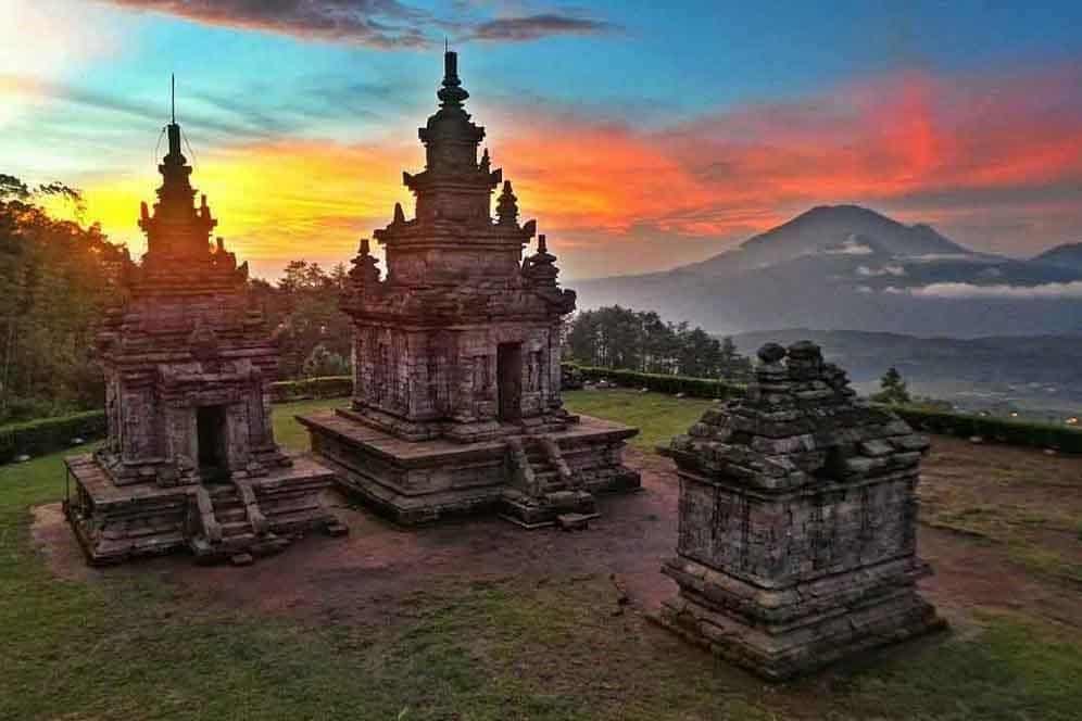 Candi Gedong Songo, 1. Curug Semirang, 2. Umbul Sidomukti, 3. Watu Gunung, 4. Kolam Renang Watu Lumpang, 5. Curug Lawe, 6. Benteng Willem II Ungaran, 7. Candi Gedong Songo, 8. Alun-Alun Lama Ungaran, 9. Masjid Agung Al-Mabrur Ungaran, 10. Gunung Ungaran