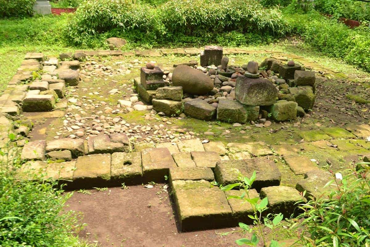 Candi Karang Besuki, 1. Candi Singosari, 2. Candi Sumberawan, 3. Candi Karang Besuki, 4. Candi Bocok, 5. Candi Kidal, 6. Candi Songgoriti, 7. Candi Jago, 8. Candi Badut, 9. Candi Jawar Ombo