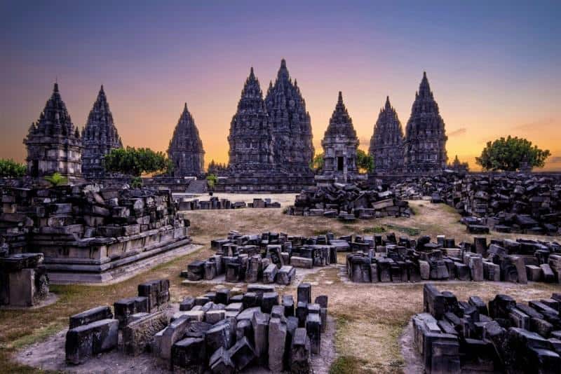 Candi Prambanan, 1. Tebing Breksi, 2. Museum Affandi, 3. Candi Prambanan, 4. Jogja Bay Pirates Adventure Waterpark, 5. Sindu Kusuma Edupark, 6. Museum Ullen Sentalu, 7. Candi Ratu Boko, 8. The Lost World Castle, 9. Candi Ijo, 10. Lava Tour Merapi