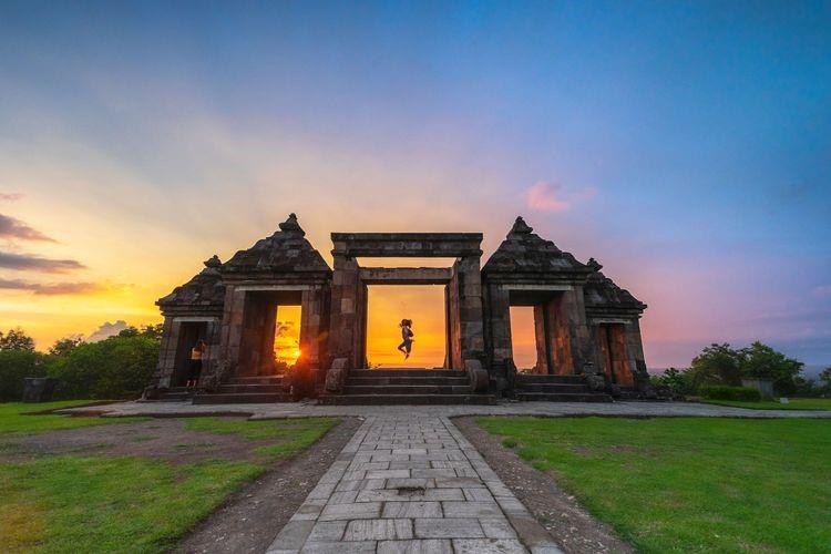 Candi Ratu Boko, 1. Tebing Breksi, 2. Museum Affandi, 3. Candi Prambanan, 4. Jogja Bay Pirates Adventure Waterpark, 5. Sindu Kusuma Edupark, 6. Museum Ullen Sentalu, 7. Candi Ratu Boko, 8. The Lost World Castle, 9. Candi Ijo, 10. Lava Tour Merapi