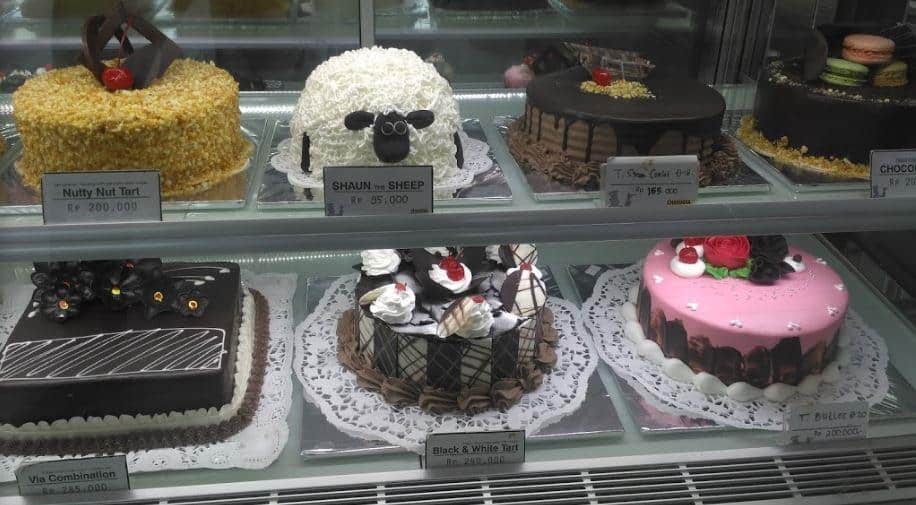 1. Virgin Cake & Bakery, 2. Wonder Bakery, 3. Swiss House, 4. Holland Bakery, 5. Fancy Bakery, 6. Dyriana Bakery & Cafe, 7. Imperial Bakery Indische Cafe, 8. Excellent Bakery, Ice Cream & Souvenirs, 9. Chanadia Toko Roti & Kue, 10. Semarang Roru Cake