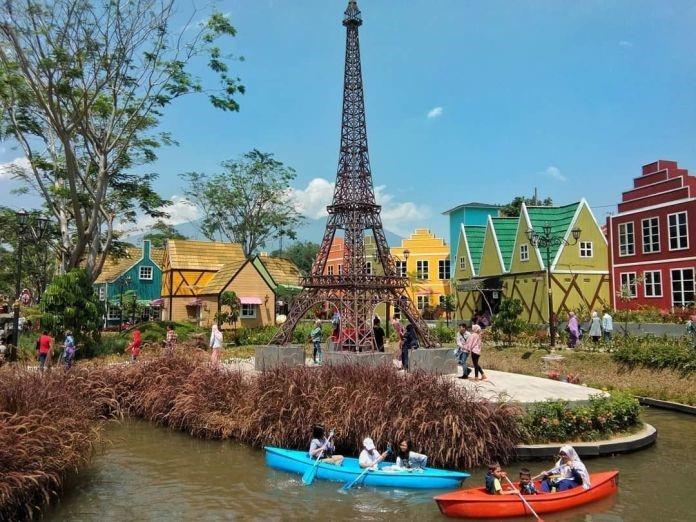 Devoyage Bogor, 1. Kebun Raya Bogor, 2. Devoyage Bogor, 3. Museum Nasional Sejarah Alam Indonesia, 4. Museum Zoologi, 5. Taman Sempur, 6. Taman Kencana, 7. Museum PETA, 8. Tugu Kujang, 9. Taman Peranginan, 10. Museum Kepresidenan RI Balai Kirti