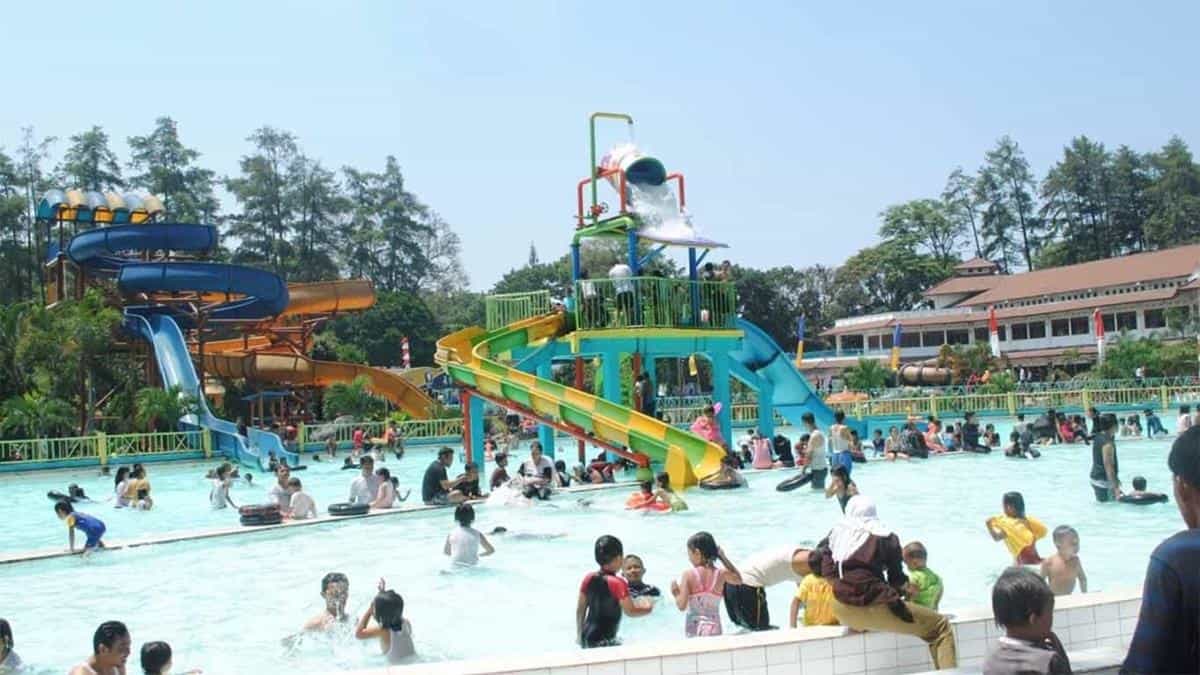 Ember Tumpah, Wahana di Kolam Renang Karang Setra , Harga Tiket dan Jam Operasional Kolam Renang Karang Setra, Fasilitas di Kolam Renang Karang Setra, Alamat dan Akses Transportasi Karang Setra, Hotel di Sekitar Karang Setra