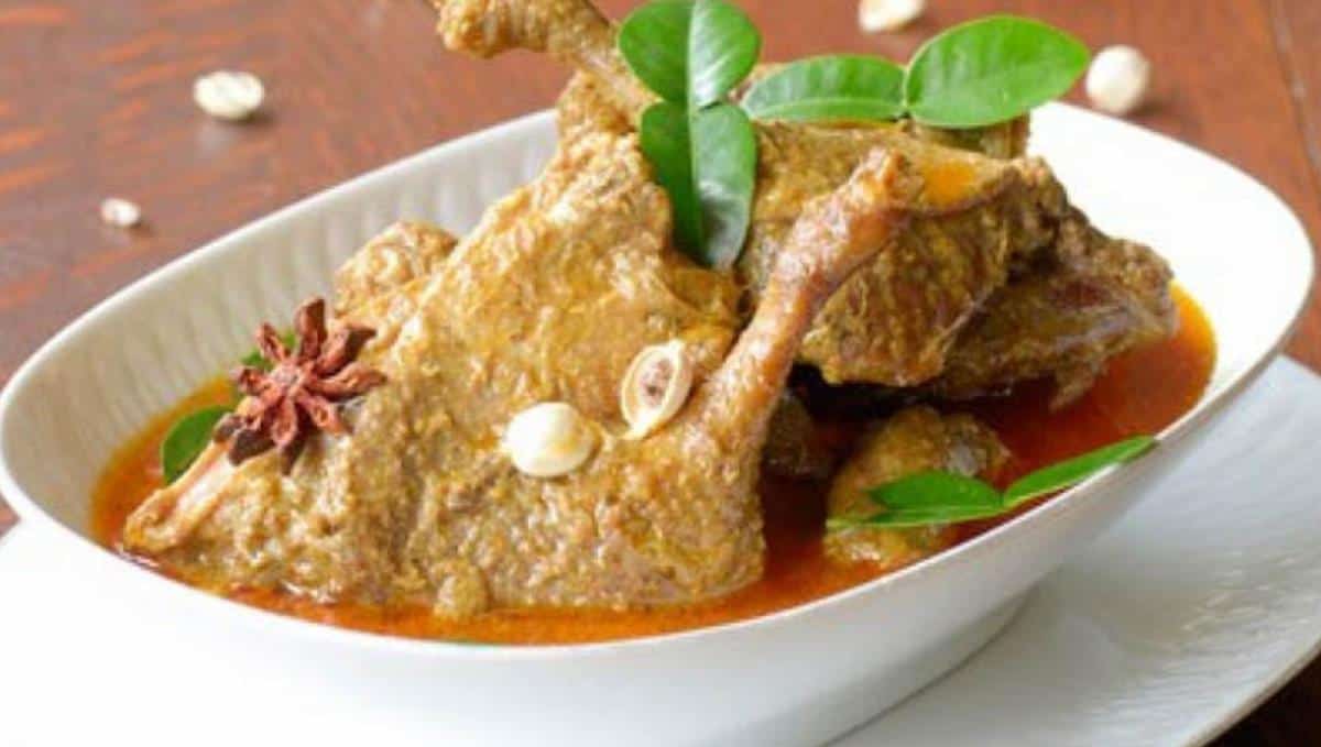 Gulai Menthok, 1. Sate Keong, 2. Botok Tempe, 3. Nasi Wader, 4. Kerupuk Upil, 5. Pentol Bakar, 6. Sate Bangil, 7. Kerupuk Memble, 8. Gulai Menthok, 9. Kerupuk Rambak, 10. Sambel Wader