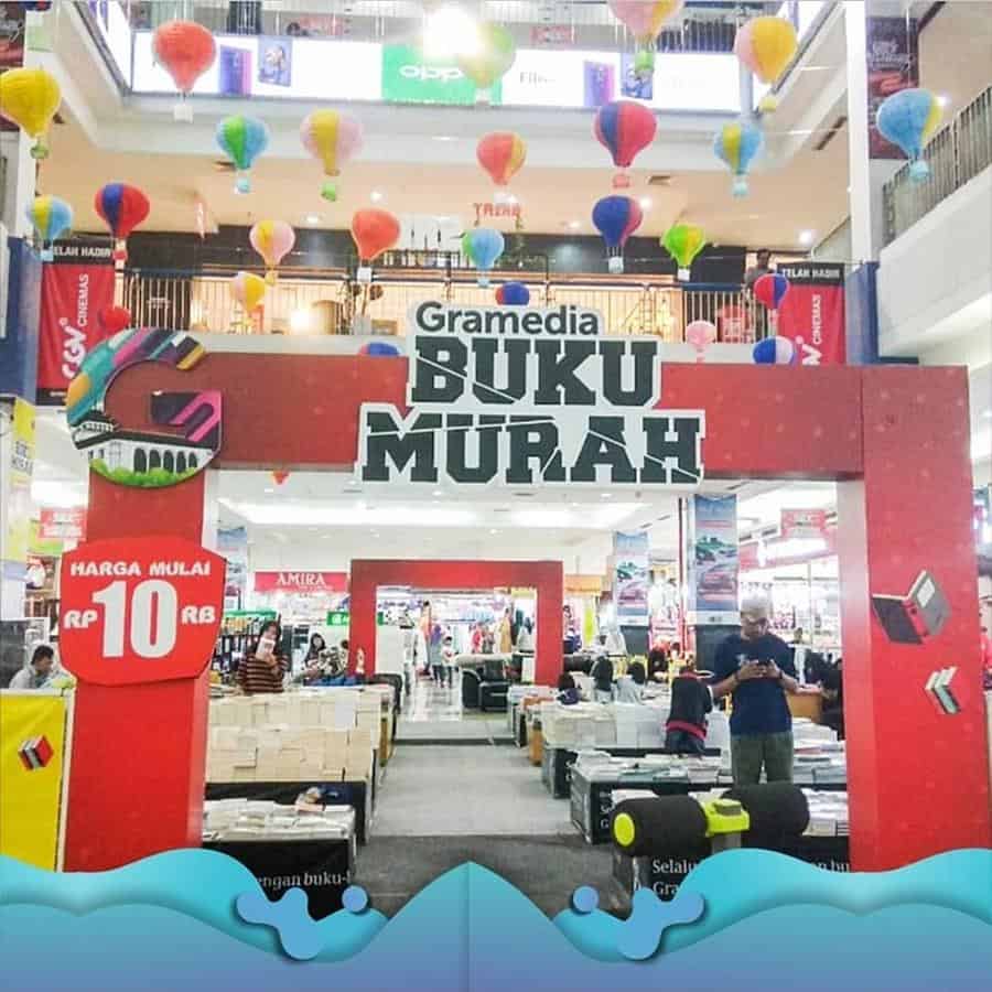 1. Gramedia Supratman, 2. Gramedia Merdeka, 3. Gramedia Trans Studio Mall, 4. Gramedia Istana Plaza, 5. Gramedia Paris Van Java, 6. Gramedia Festival City Link, 7. Gramedia Purnawarman, 8. Gramedia Miko Mall, 9. Gramedia Metro Indah Mall