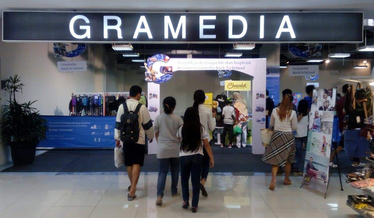 1. Gramedia Supratman, 2. Gramedia Merdeka, 3. Gramedia Trans Studio Mall, 4. Gramedia Istana Plaza, 5. Gramedia Paris Van Java, 6. Gramedia Festival City Link, 7. Gramedia Purnawarman, 8. Gramedia Miko Mall, 9. Gramedia Metro Indah Mall