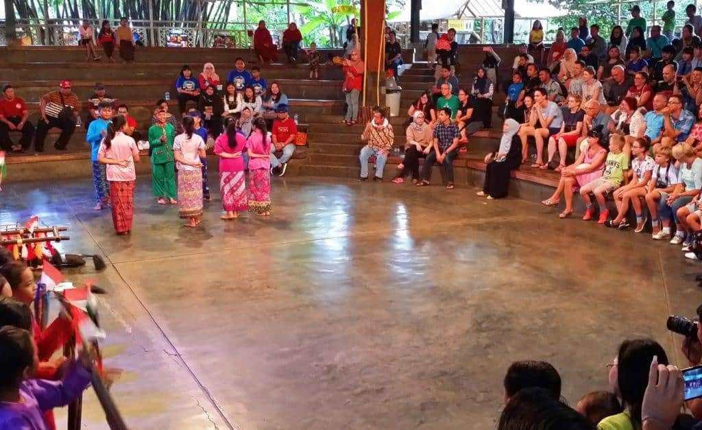 Helaran, Wahana atau Spot Populer, Harga Tiket dan Jam Operasional, Fasilitas, Alamat dan Akses Transportasi, Hotel di Sekitar Saung Angklung Udjo