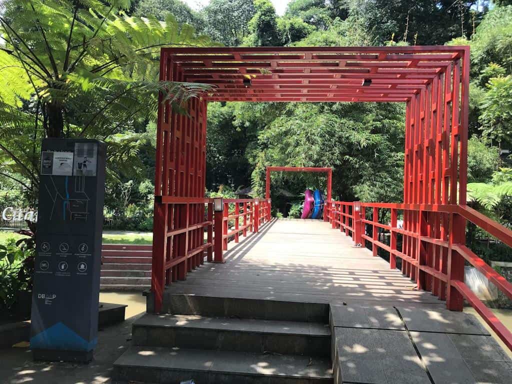 Jembatan Merah, Spot Menarik di Teras Cikapundung BBWS, Harga Tiket dan Jam Operasional, Fasilitas di Teras Cikapundung BBWS, Alamat dan Akses Transportasi, Hotel di Sekitar Teras Cikapundung BBWS