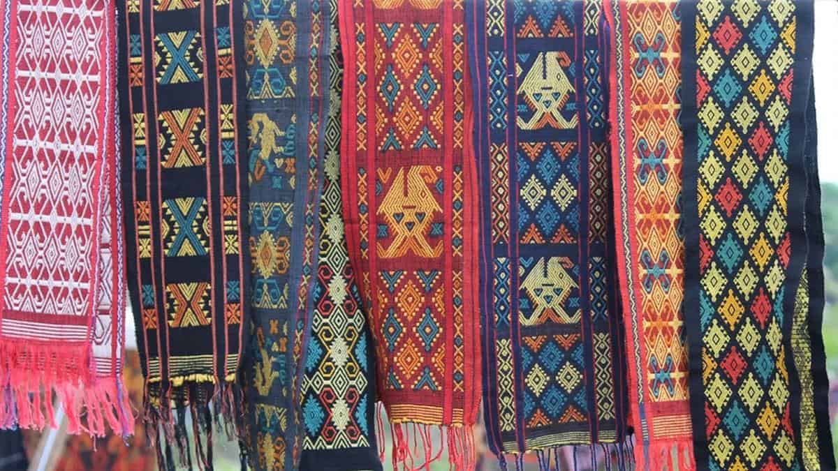 Kain Tenun, 1. Daging Se’i, 2. Abon Sapi, 3. Sambal Lu’at, 4. Jagung Titi, 5. Dendeng Sapi, 6. Keripik Paru, 7. Kopi Flores, 8. Manisan Buah Asam, 9. Tas Tenun, 10. Kain Tenun
