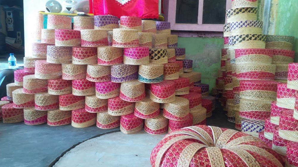 Kerajinan Gintangan, 1. Sale Pisang, 2. Kue Bagiak, 3. Kue Untir-Untir, 4. Ladrang, 5. Pia Glenmore, 6. Kerupuk Rumput Laut, 7. Kopi Banyuwangi, 8. Kaos Entik Banyuwangi, 9. Batik Banyuwangi, 10. Kerajinan Gintangan