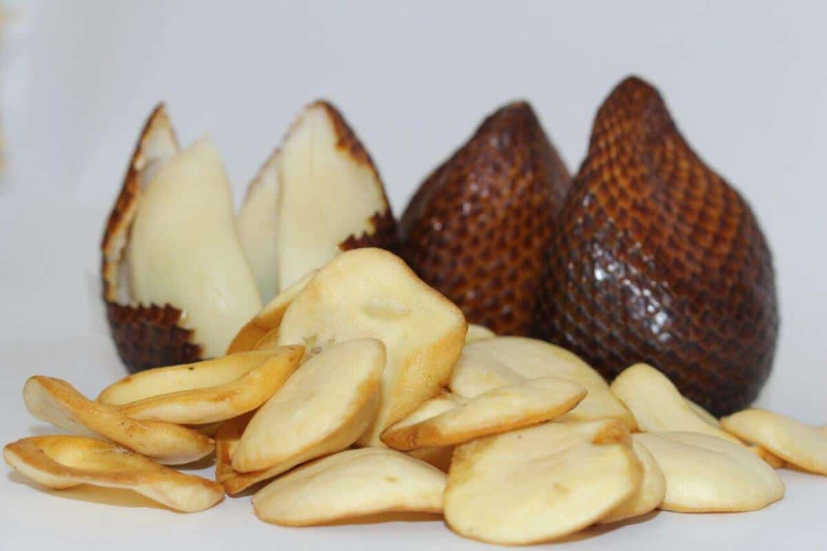 Keripik Salak, 1. Mie Ongklok, 2. Bakso Ketupat, 3. Soto Krandegan, 4. Combro Kalipelet Khas Banjarnegara, 5. Buntil Banjarnegara, 6. Manisan Carica, 7. Jenang Salak, 8. Keripik Salak, 9. Tempe Mendoan, 10. Sate Ayam