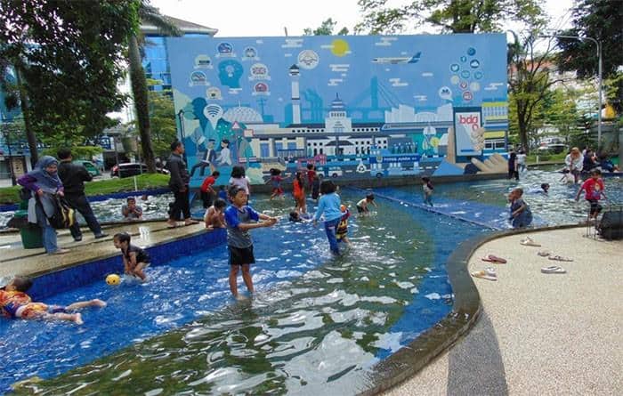 Kolam Renang, Wahana Menarik Taman Lalu Lintas, Harga Tiket dan Jam Operasional, Fasilitas yang ada di Taman Lalu Lintas, Alamat dan Akses Transportasi, Hotel di Sekitar Taman Lalu Lintas