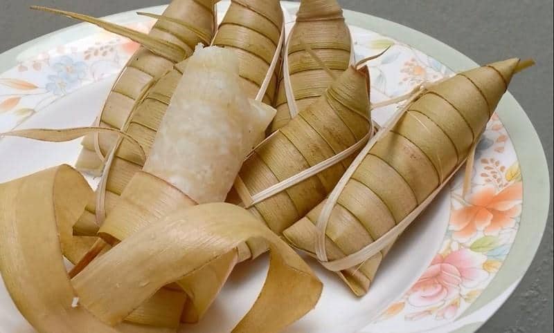 Lepet Ketan, 1. Brekecek, 2. Sate Martawi, 3. Rempeyek Yutuk, 4. Tempe Dages, 5. Lepet Ketan, 6. Mendoan, 7. Gembus, 8. Thempleng, 9. Lanting, 10. Keripik Sukun