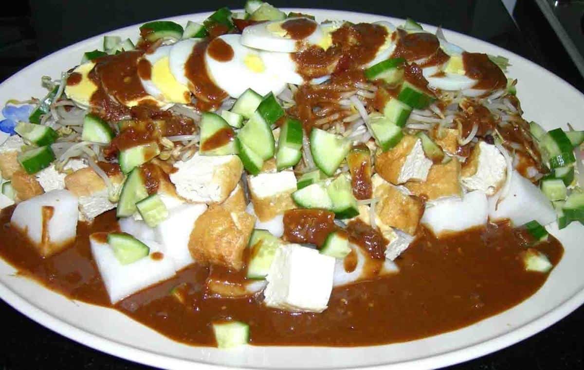 Lontong Petis, 1. Pecel Telo, 2. Latok Lumajang, 3. Lontong Petis, 4. Martabak Petis, 5. Tape Pisang, 6. Keripik Pisang, 7. Pisang Agung, 8. Bledus, 9. Rujak Otek, 10. Lupis Lumajang