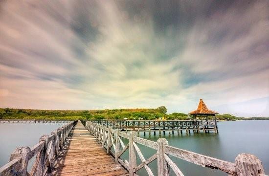 Pantai Bentar, 1. Pantai Mayangan, 2. Pantai Bentar, 3. Pantai Duta, 4. Pantai Tambak Sari, 5. Pantai BJBR, 6. Pantai Goa Kucing, 7. Pantai Pasir Putih, 8. Pantai Taman Nemo Gili Ketapang