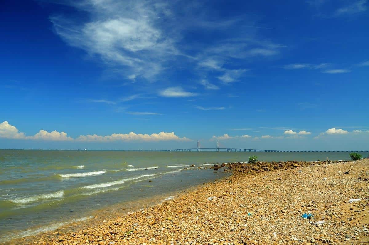 Pantai Sapoong, 1. Bukit Jaddih, 2. Pantai Siring Kemuning, 3. Bukit Geger, 4. Hutan Mangrove Labuhan, 5. Museum Cakraningrat, 6. Pantai Sapoong, 7. Bukit Kapur Arosbaya, 8. Mercusuar Sembilangan, 9. Air Terjun Kokop, 10. Taman Paseban Bangkalan