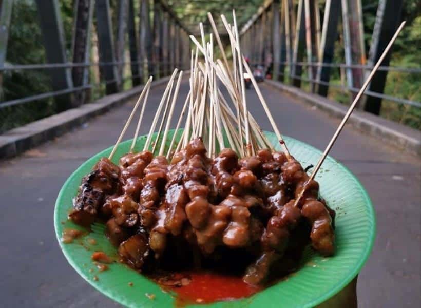 Pentol Bakar, 1. Sate Keong, 2. Botok Tempe, 3. Nasi Wader, 4. Kerupuk Upil, 5. Pentol Bakar, 6. Sate Bangil, 7. Kerupuk Memble, 8. Gulai Menthok, 9. Kerupuk Rambak, 10. Sambel Wader