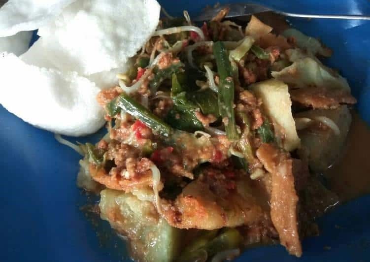 Rujak Otek, 1. Pecel Telo, 2. Latok Lumajang, 3. Lontong Petis, 4. Martabak Petis, 5. Tape Pisang, 6. Keripik Pisang, 7. Pisang Agung, 8. Bledus, 9. Rujak Otek, 10. Lupis Lumajang