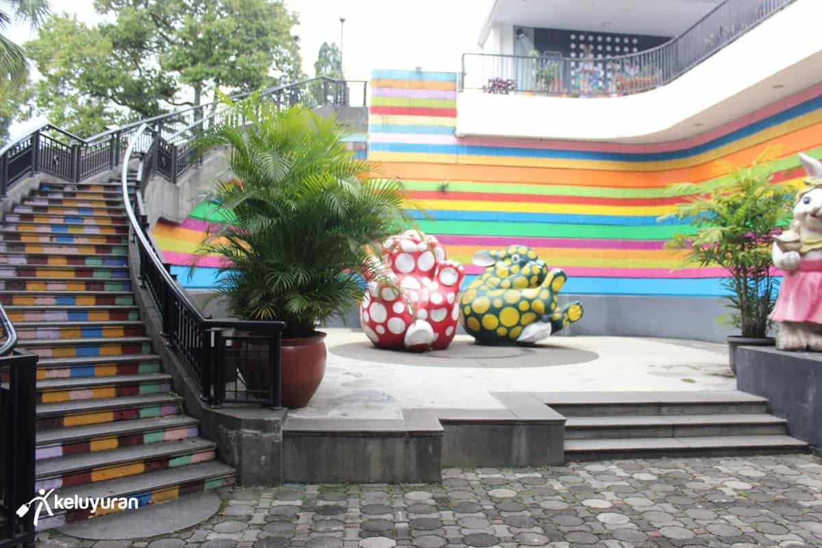 Rabbit Town_Rainbow Stairs, Wahana dan Spot Menarik Rabbit Town, Harga Tiket dan Jam Operasional, Fasilitas di Rabbit Town, Alamat dan Akses Transportasi, Hotel di Sekitar Rabbit Town