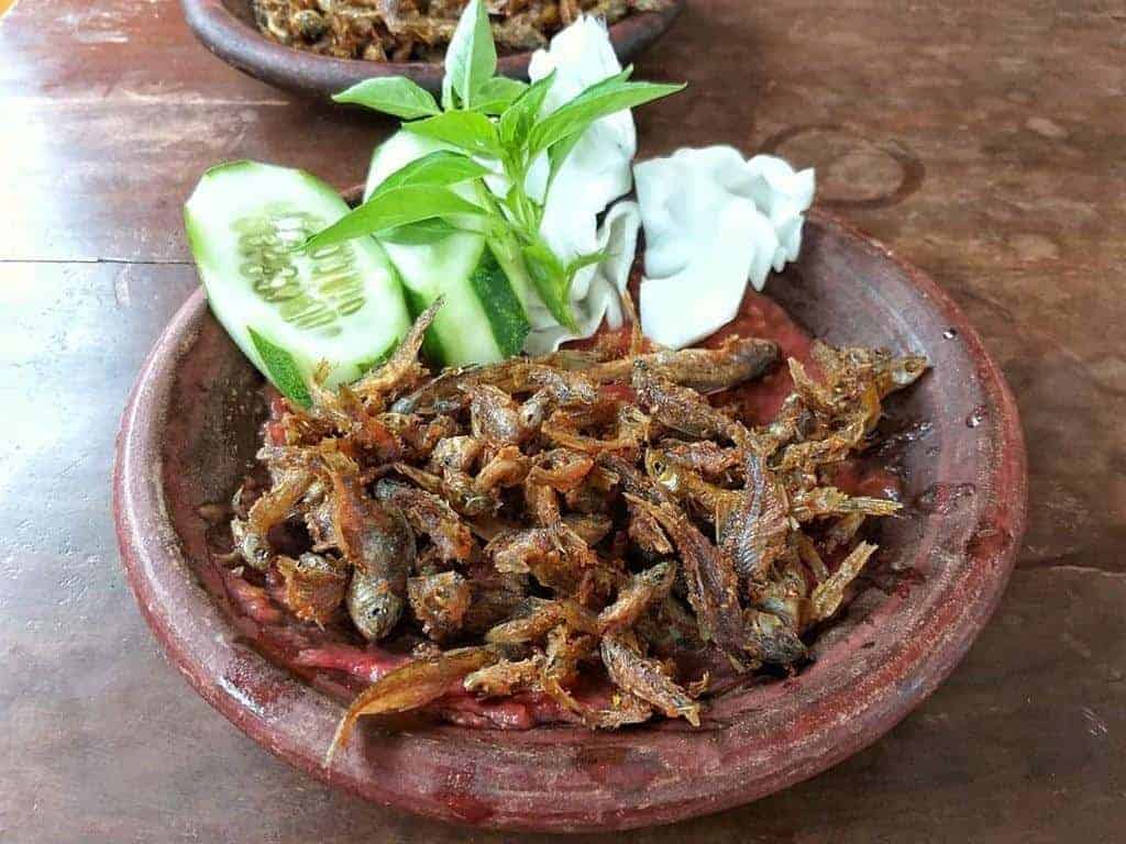 Sambel Wader, 1. Sate Keong, 2. Botok Tempe, 3. Nasi Wader, 4. Kerupuk Upil, 5. Pentol Bakar, 6. Sate Bangil, 7. Kerupuk Memble, 8. Gulai Menthok, 9. Kerupuk Rambak, 10. Sambel Wader