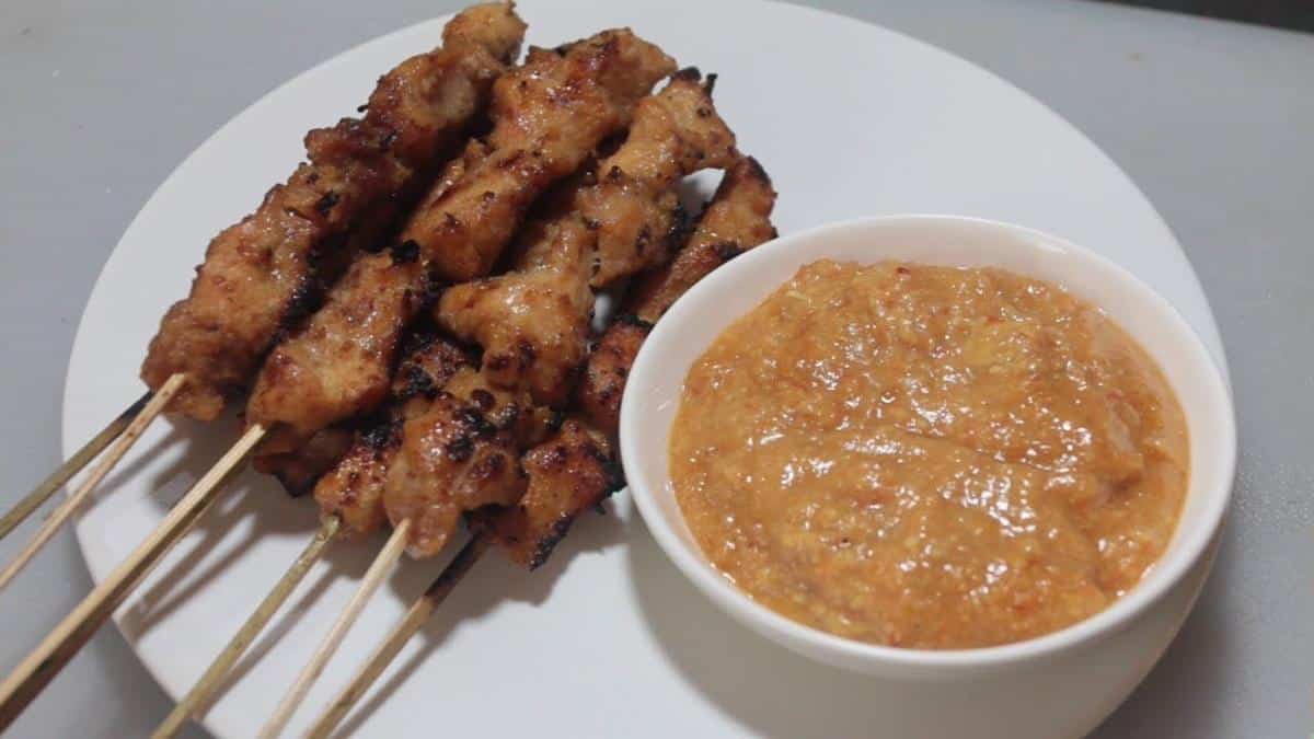 Sate Ambal, 1. Soto Tamanwinangun, 2. Kethek Khas Kebumen, 3. Nasi Penggel, 4. Sate Ambal, 5. Jipang Kacang, 6. Yutuk Goreng, 7. Soto Ayam Petanahan, 8. Lanting, 9. Golak, 10. Emping Mendem