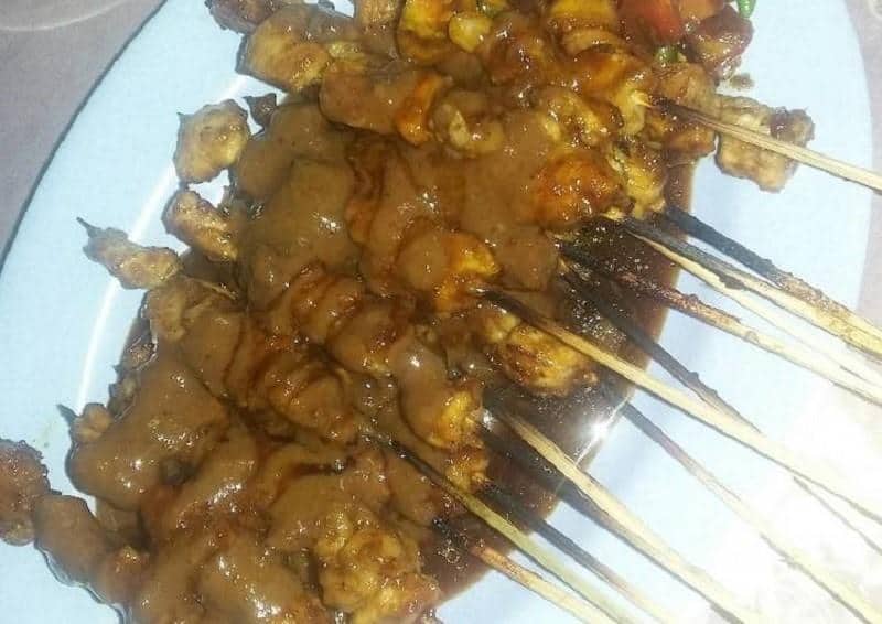 Sate Ayam, 1. Mie Ongklok, 2. Bakso Ketupat, 3. Soto Krandegan, 4. Combro Kalipelet Khas Banjarnegara, 5. Buntil Banjarnegara, 6. Manisan Carica, 7. Jenang Salak, 8. Keripik Salak, 9. Tempe Mendoan, 10. Sate Ayam
