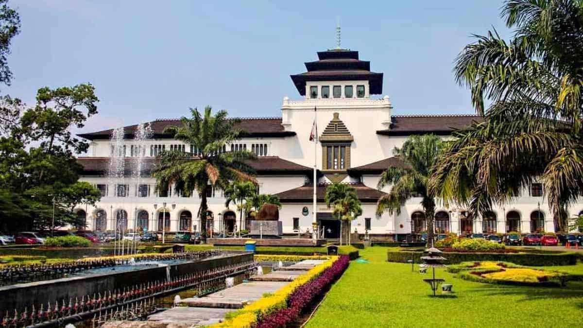Spot Foto, Wahana atau Spot Populer, Harga Tiket dan Jam Operasional, Fasilitas Museum Gedung Sate, Alamat dan Akses Transportasi, Hotel di Sekitar Museum Gedung Sate