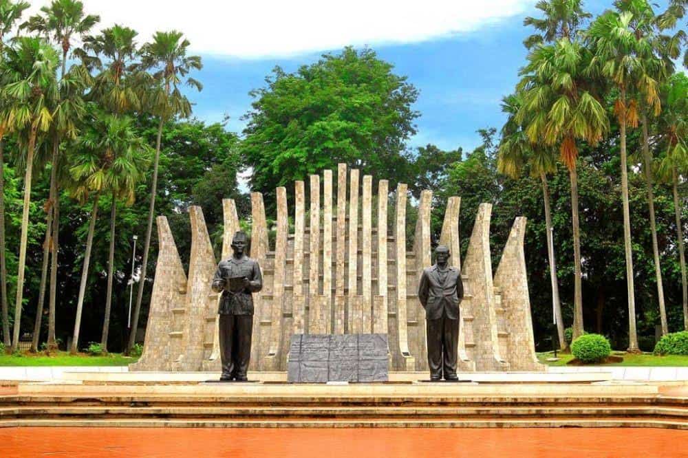 Tugu Proklamasi, 1. Monumen Nasional, 2. Monumen Selamat Datang, 3. Taman Menteng, 4. Masjid Istiqlal, 5. Gereja Katedral, 6. Tugu Proklamasi, 7. Museum Nasional Indonesia, 8. Taman Lapangan Banteng, 9. Jakarta Planetarium dan Observatorium, 10. Galeri Indonesia Kaya