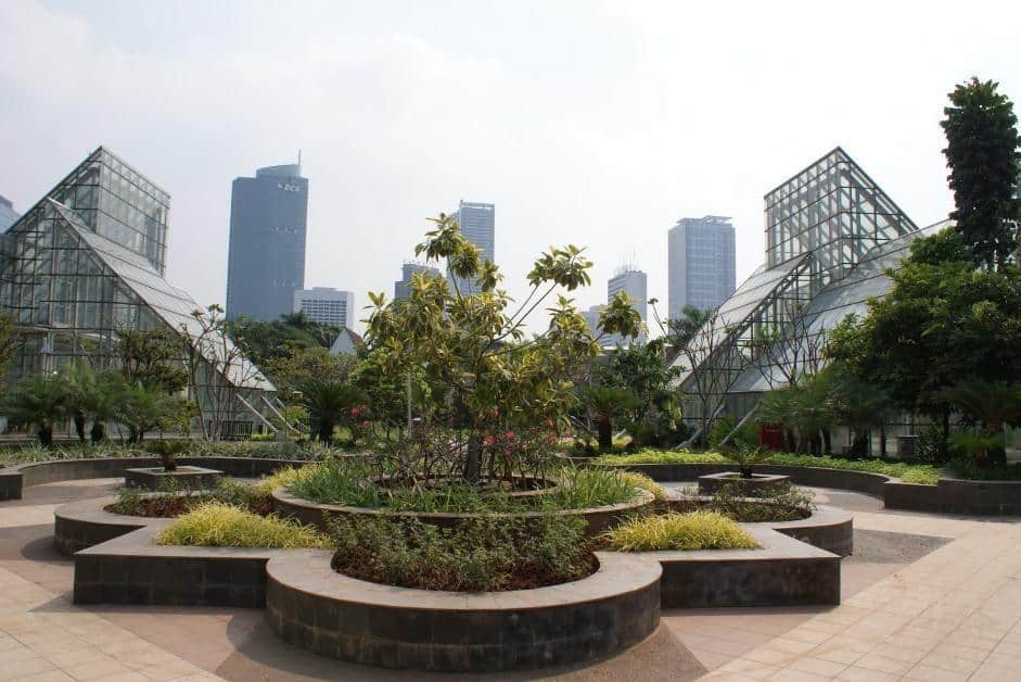 Taman Menteng, 1. Monumen Nasional, 2. Monumen Selamat Datang, 3. Taman Menteng, 4. Masjid Istiqlal, 5. Gereja Katedral, 6. Tugu Proklamasi, 7. Museum Nasional Indonesia, 8. Taman Lapangan Banteng, 9. Jakarta Planetarium dan Observatorium, 10. Galeri Indonesia Kaya