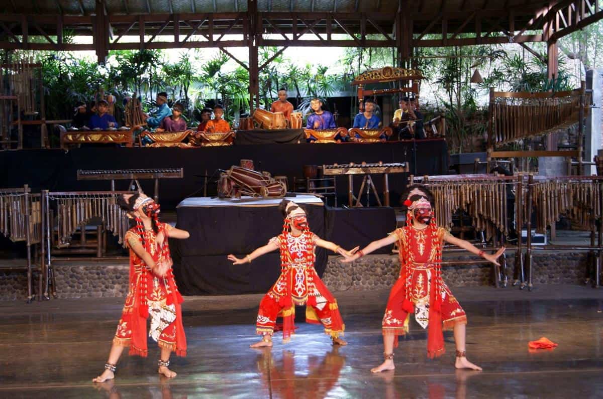 Tarian, Wahana atau Spot Populer, Harga Tiket dan Jam Operasional, Fasilitas, Alamat dan Akses Transportasi, Hotel di Sekitar Saung Angklung Udjo