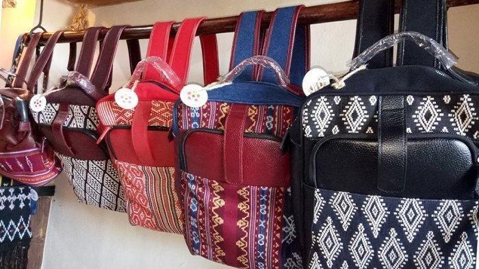 Tas Tenun, 1. Daging Se’i, 2. Abon Sapi, 3. Sambal Lu’at, 4. Jagung Titi, 5. Dendeng Sapi, 6. Keripik Paru, 7. Kopi Flores, 8. Manisan Buah Asam, 9. Tas Tenun, 10. Kain Tenun