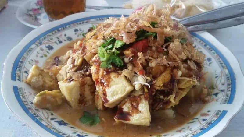 Tepo Tahu, 1. Ayam Panggang Gandu, 2. Tepo Tahu, 3. Nasi Pecel Pincuk Magetan, 4. Sate Kelinci Magetan, 5. Manisan Kulit Jeruk Pamelo, 6. Sempolan, 7. Jerangking, 8. Getuk Lindri, 9. Jenang Candi, 10. Sate Jamur Tiram