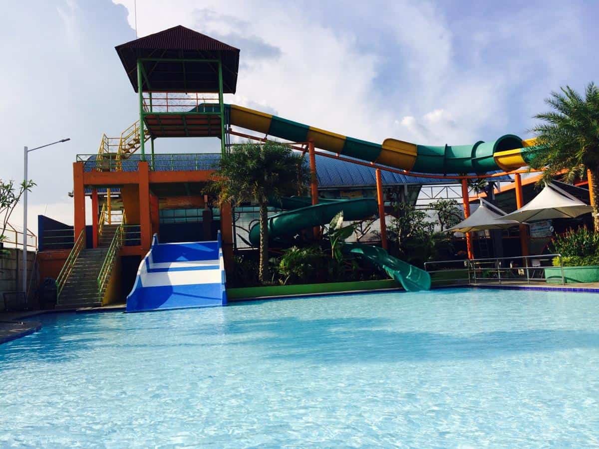 Waterboom, Wahana di Kolam Renang Karang Setra , Harga Tiket dan Jam Operasional Kolam Renang Karang Setra, Fasilitas di Kolam Renang Karang Setra, Alamat dan Akses Transportasi Karang Setra, Hotel di Sekitar Karang Setra