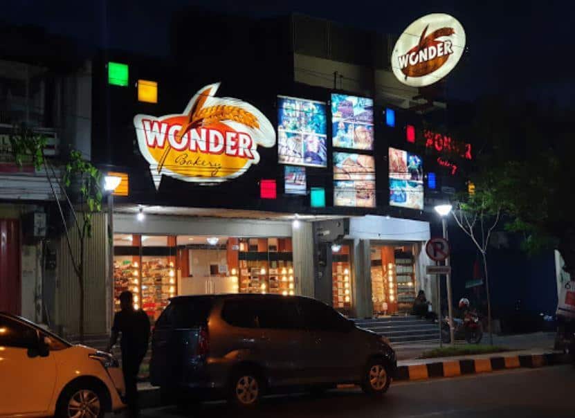 1. Virgin Cake & Bakery, 2. Wonder Bakery, 3. Swiss House, 4. Holland Bakery, 5. Fancy Bakery, 6. Dyriana Bakery & Cafe, 7. Imperial Bakery Indische Cafe, 8. Excellent Bakery, Ice Cream & Souvenirs, 9. Chanadia Toko Roti & Kue, 10. Semarang Roru Cake