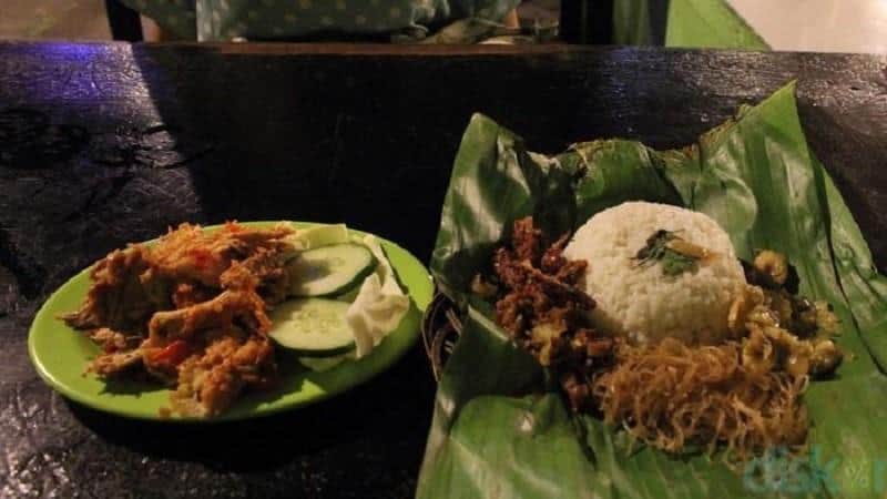 Nasi Macan Bu Banjir, 1. Nasi Mamong Bondowoso, 2. Rujak Gobet, 3. Bakso Gulung Bondowoso, 4. Surma, 5. Nasi Macan Bu Banjir, 6. Tape Manis, 7. Pia Tape, 8. Sate Blitar, 9. Suwar-Suwir, 10. Tape Bakar